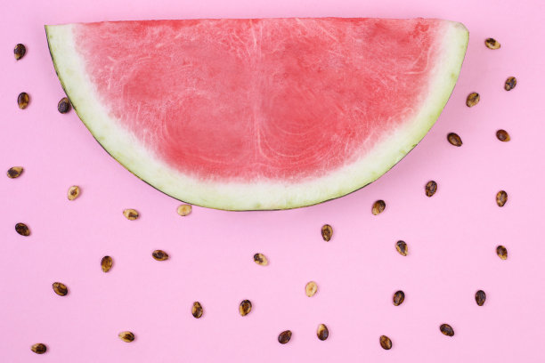 带籽的西瓜片。爱夏天的概念。空间的文本。爱水果图片下载