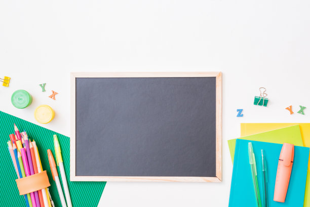 黑色黑板模型与平面lay学校和办公用品在白色的背景图片下载