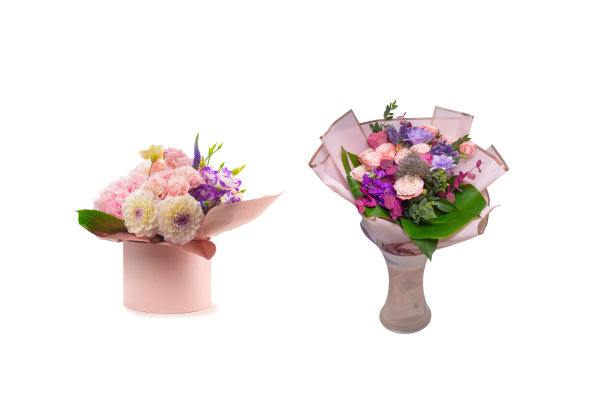 粉红色和紫色的花束放在一个粉红色的盒子里，孤立在白色上。图片下载