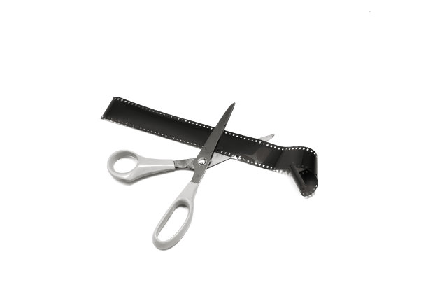 黑白照片。在进入实验室之前用剪刀把胶片剪开。图片下载