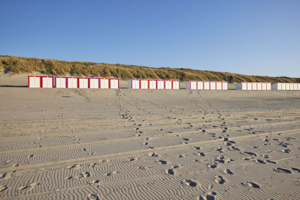 海滩上五颜六色的小木屋图片下载