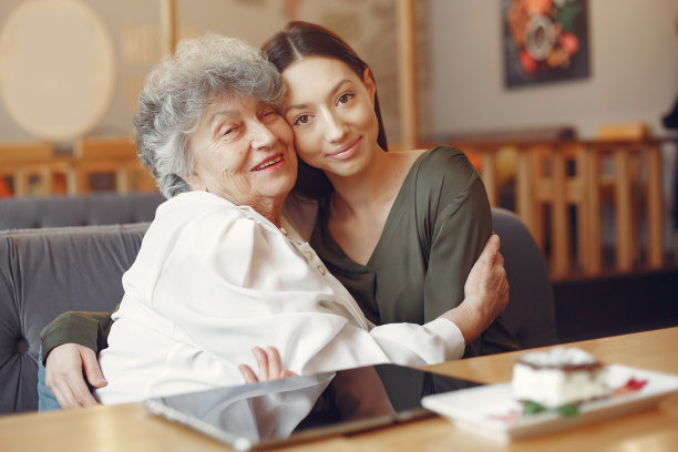一个老妇人和年轻的孙女在咖啡馆里图片下载