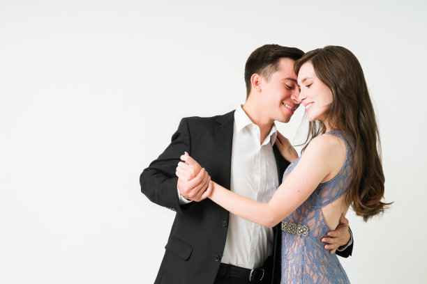 一对兴奋的情侣享受着一场美妙的约会图片下载