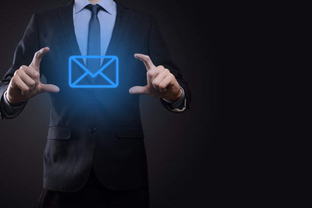 商人手握电子邮件图标，通过通讯电子邮件联系我们，保护您的个人信息从垃圾邮件。客户服务呼叫中心联系我们概念图片下载