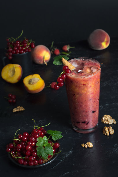 健康的桃子，醋栗和坚果奶昔图片下载
