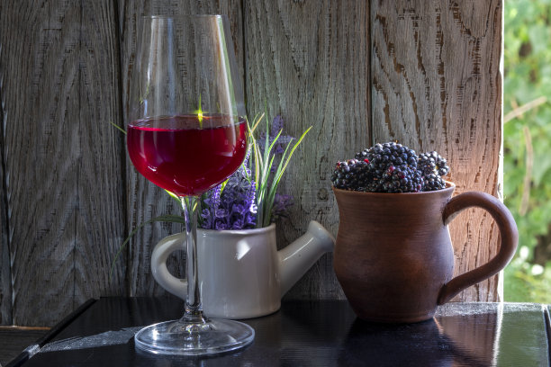一杯红酒配黑莓当点心。图片下载