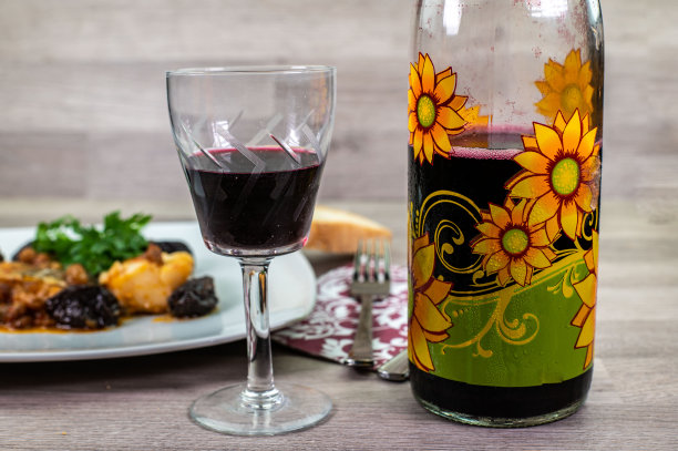 一杯红酒和一瓶红酒图片下载