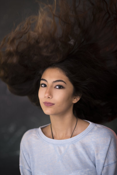 美丽少女的肖像在黑色和艺术的背景。图片下载