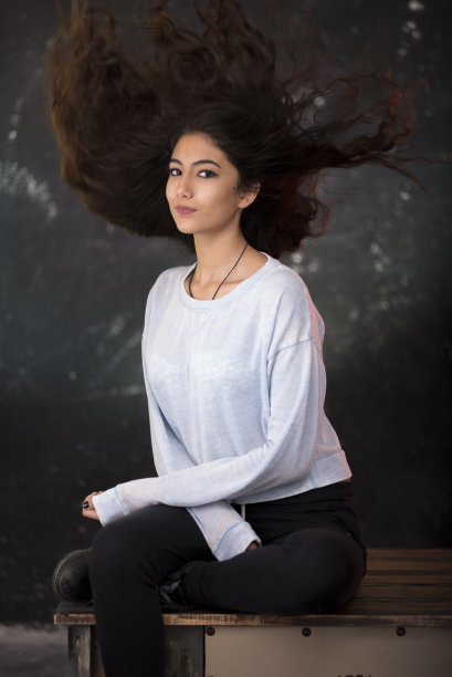 美丽少女的肖像在黑色和艺术的背景。图片下载