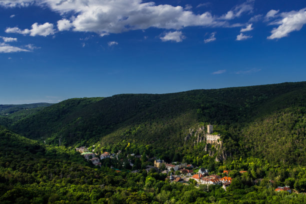 奥地利维也纳附近巴登的绿色山谷Helenental，有遥远的定居点，城堡废墟和别墅图片下载