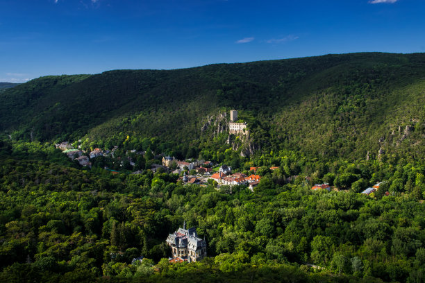 奥地利维也纳附近巴登的绿色山谷Helenental，有遥远的定居点，城堡废墟和别墅图片下载