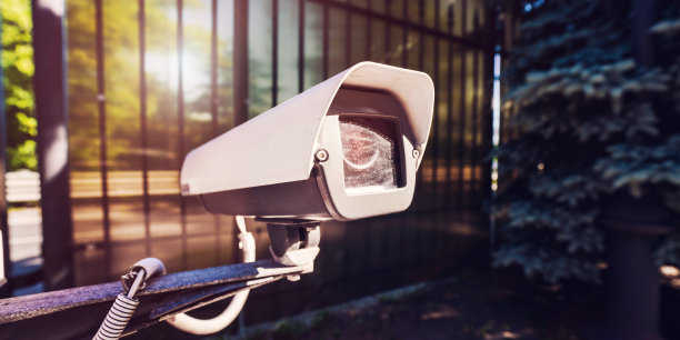 在私人领地的护栏上安装了数字监控摄像头图片下载