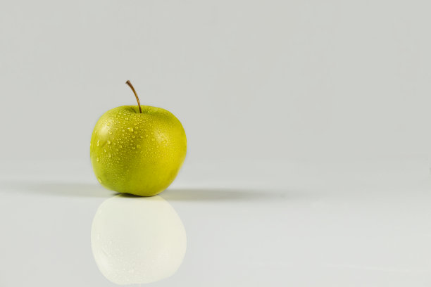 白色背景上有滴的绿苹果图片下载