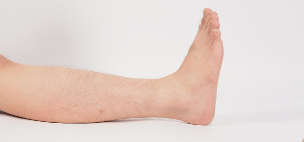 亚洲男性赤脚是孤立在白色背景。图片下载