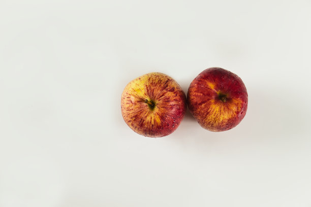 俯视图的两个红苹果与滴在白色的背景图片下载