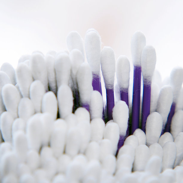 清洁卫生棒的棉头。棉签。图片下载