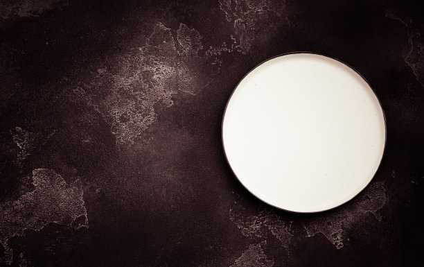 在深棕色纹理背景上的白色板，顶部视图，复制空间，色调图片下载