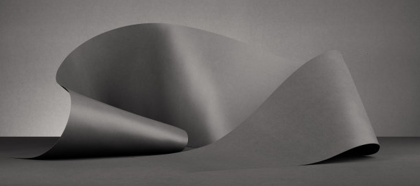 3 d渲染。在黑暗的房间里，抽象的黑色背景和弯曲的缎带。折叠了滚动图片下载