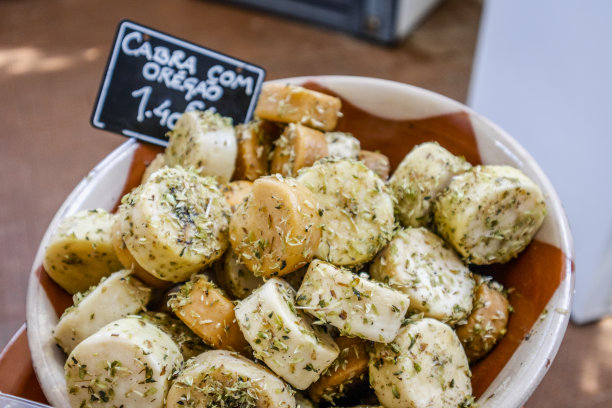 葡萄牙市场上出售的新鲜牛至小山羊奶酪图片下载