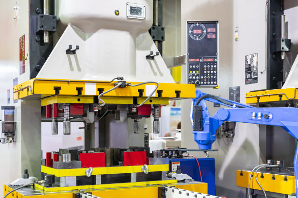 自动液压机冲压机是在工业制造过程中用于钣金成型的压力机模具或模具夹具，配有机械手和吸盘图片下载