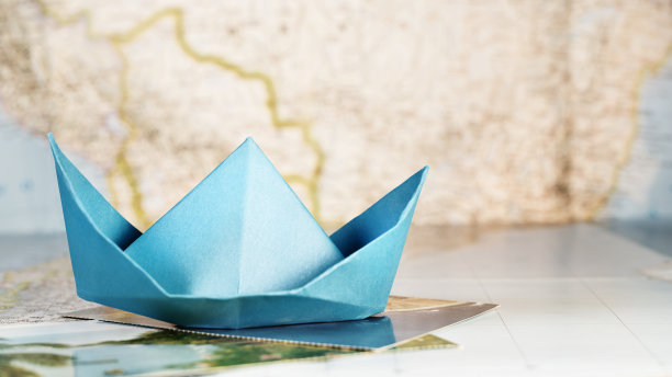 世界地图上的纸船图片下载