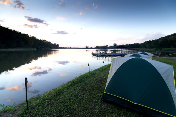 在水库露营是大自然爱好者的度假生活图片下载