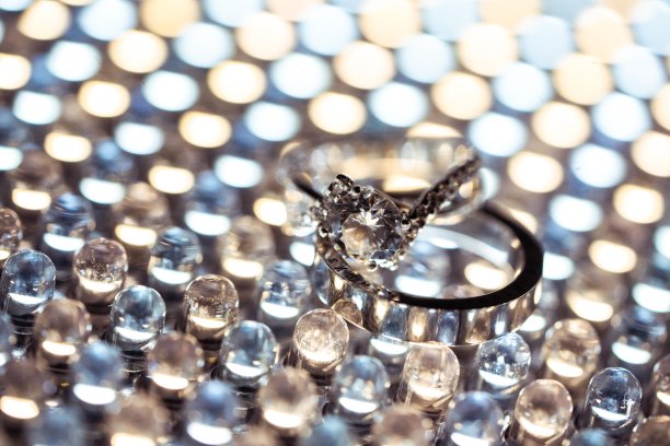 一对结婚戒指。图片下载