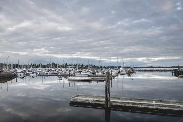 华盛顿州布莱恩港，云朵倒映在水面上图片下载