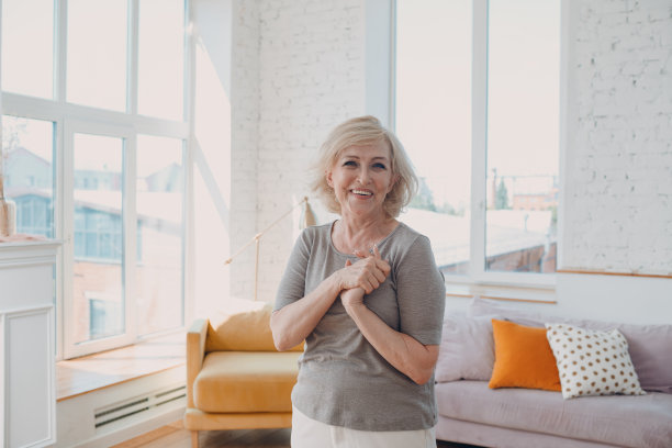 老年白种人老年妇女肖像灰发正面微笑站。图片下载