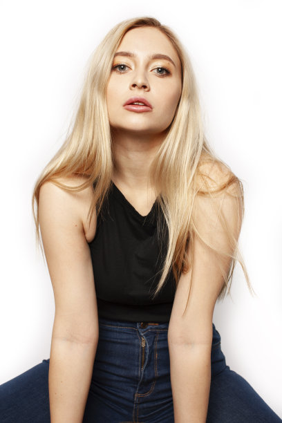 年轻漂亮时髦的金发嬉皮士女孩摆出情绪孤立在白色背景快乐微笑酷微笑，生活方式人们的概念图片下载