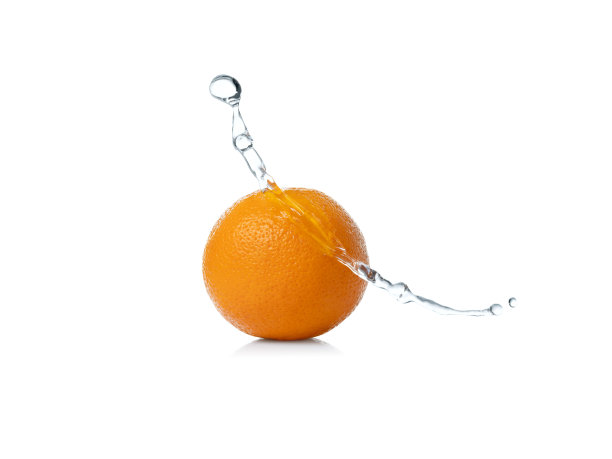 橙色在白色背景上与水飞溅图片下载