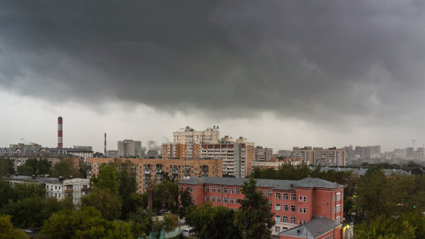 城市上空乌云密布。天气。城市景观。图片下载
