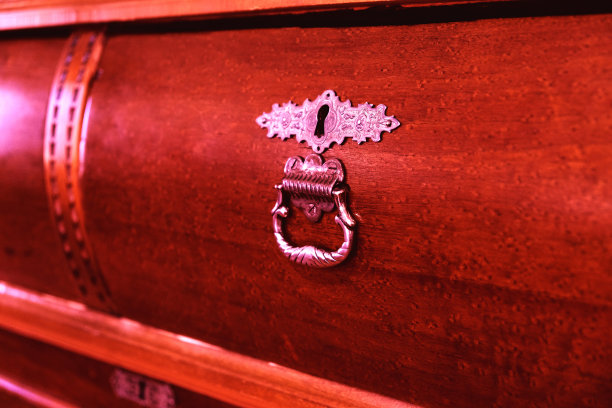 梳妆台正面的碎片，古老的古董箱子图片下载