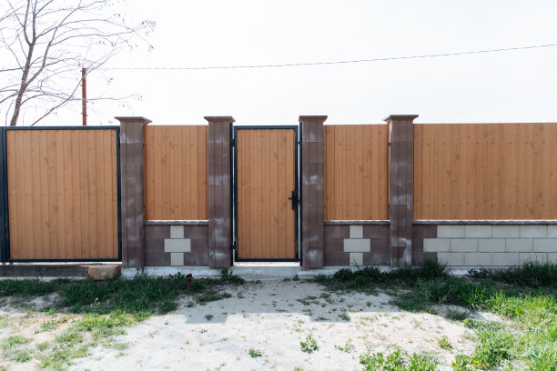 封闭式金属栅栏，带有小门，金属质感，安全和隐私概念图片下载