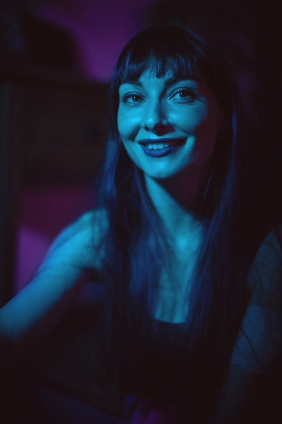 少女肖像霓虹灯图片下载
