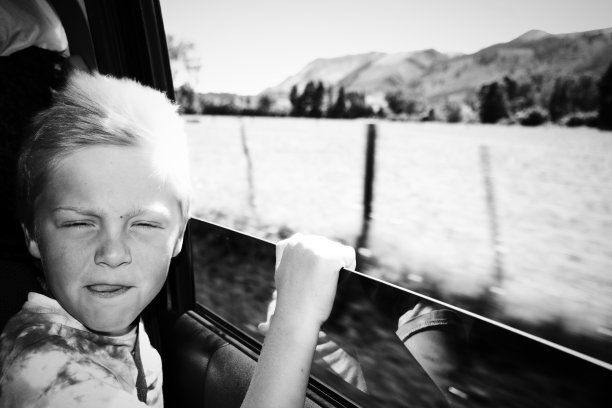 带着孩子的汽车旅行——乘客望向窗外图片下载