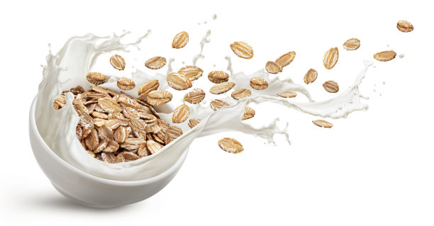 燕麦片与牛奶飞溅孤立在白色背景图片下载
