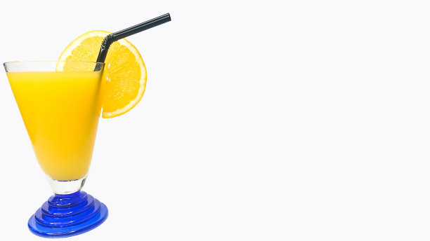 橙汁，黑色吸管杯，白色背景图片下载