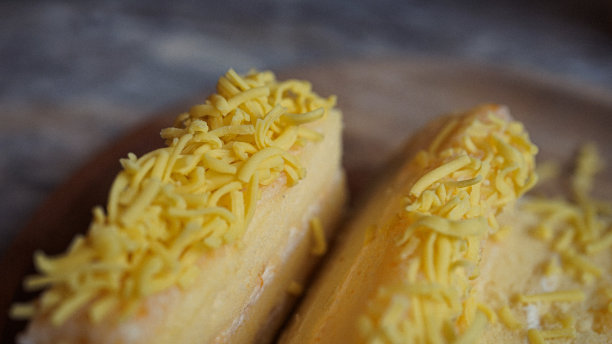 切片的黄柠檬芝士蛋糕图片下载