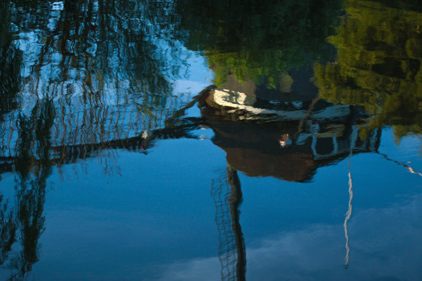 鹿特丹附近的瓦尔克风车的倒影图片下载