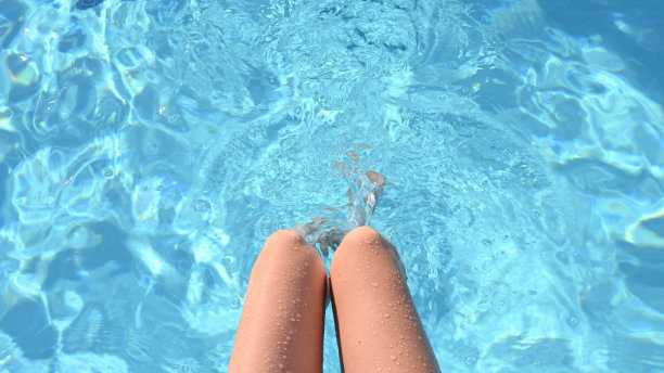 女性的腿在泳池里图片下载