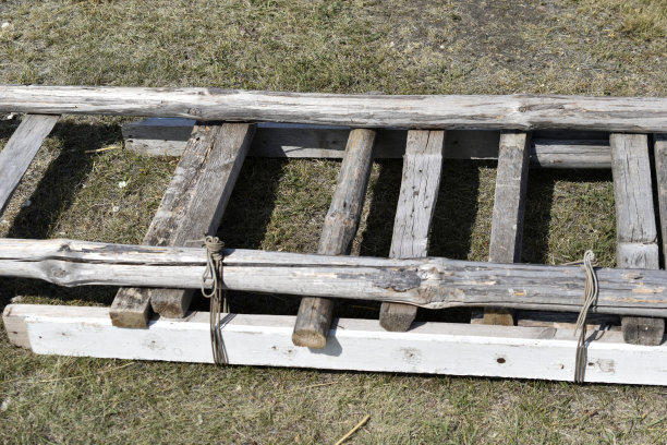 花园地上的木制旧楼梯图片下载