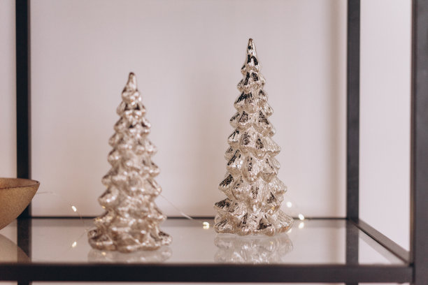 美丽的装饰金属圣诞树，新年快乐，圣诞快乐，节日贺卡图片下载