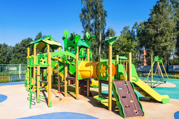 操场上可以玩滑梯和楼梯图片下载