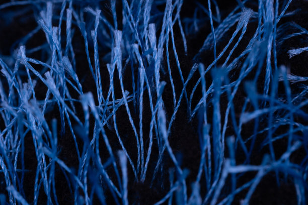 蓝色绒线的特写。纱线的宏观结构图片下载