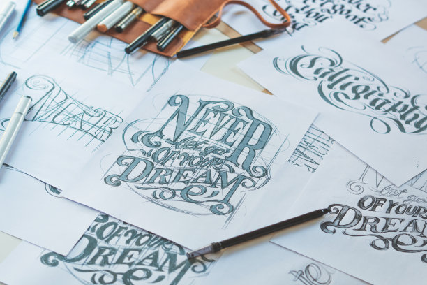 字体印刷书法艺术家设计师画草图写让拼写钢笔毛笔墨水纸桌子艺术品。工作场所的设计工作室。图片下载