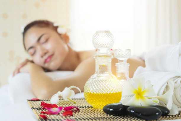 女孩享受按摩在豪华水疗中心与蜡烛的前景图片下载