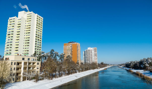 德国埃尔朗根多瑙河大运河上的雪图片下载