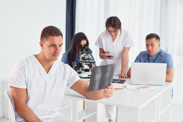 x射线的腿。一群年轻医生在现代化的办公室里一起工作图片下载