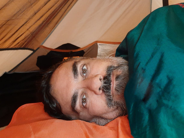 躺在睡袋里的男人图片下载